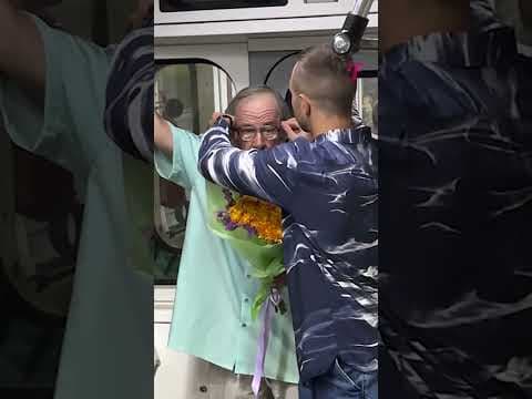 Guy surprises strangers with kindness