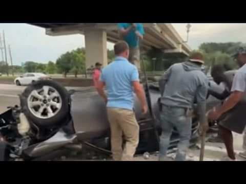 Bystanders help free women trapped in a car